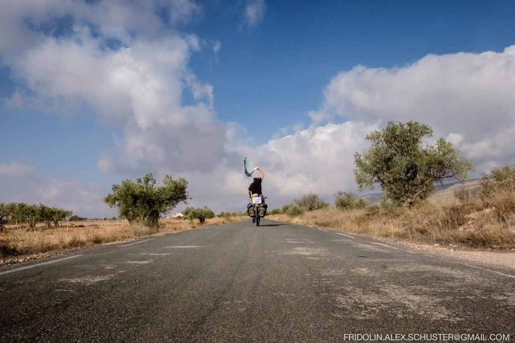 “Nada hay tan gratificante como el simple placer de pasear en bicicleta”. - John F Kennedy